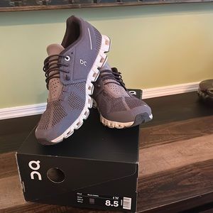 Cloud size 8.5 Shark/Pebble